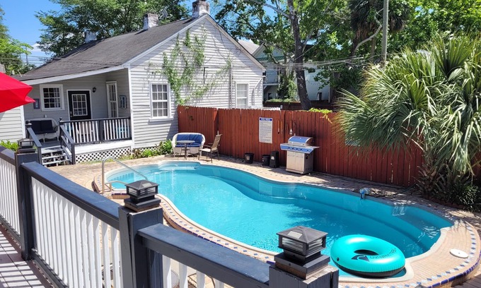 Beach Institute Condominio | The James Leonard House with Pool!