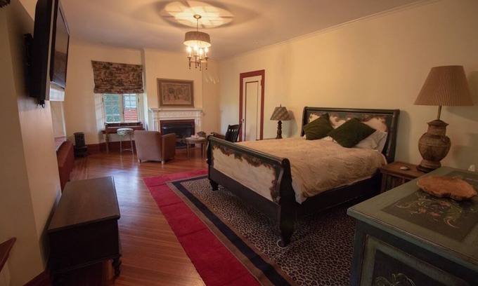Highland Mills Cama Y Desayuno | The Jefferson Room at Rushmore Estate in Woodbury NY Bed and Breakfast