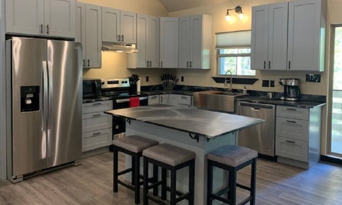 Fayetteville Casa | --~THE JOINT: On Smokey Lane~--3/2 on 2A, Sleeps 8