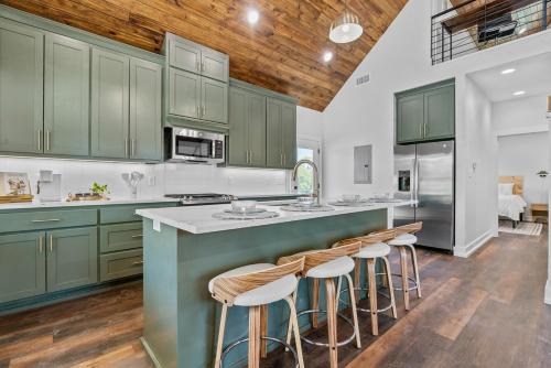 Hot Springs Casa | The June Hot tub with king beds on 2 acres