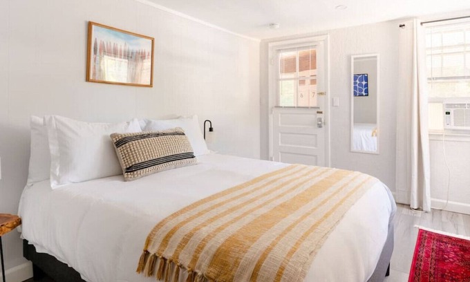 Old Mystic Apartamento | The Kelly Studio · Near Mystic, Casinos + USCGA