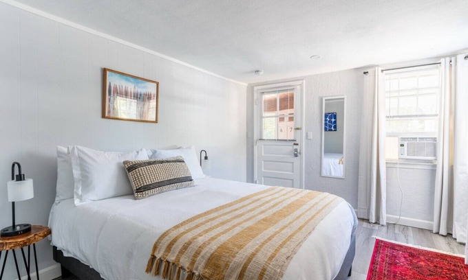 Old Mystic Apartamento | The Kelly Studio · Near Mystic, Casinos + USCGA