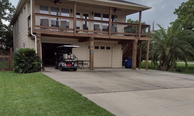 Clear Lake Shores Casa | The Kemah house is on the Bay side of 146, ½ mile up Kipp Ave to the Boardwalk
