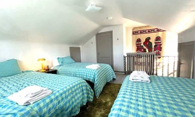 Duquesne Apartamento | The Kennywood Suite - The Blue Racer Car
