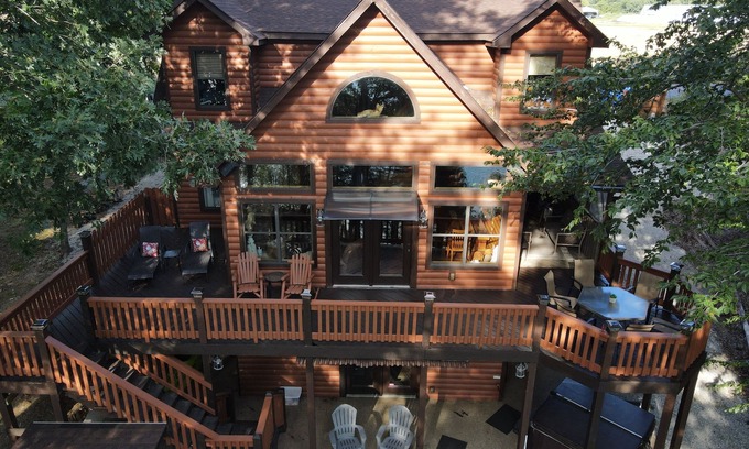Scottsville Cabina | The Kentucky Kajun! A Beautiful 5 Bed / 4 Bath Cabin On Barren River Lake.