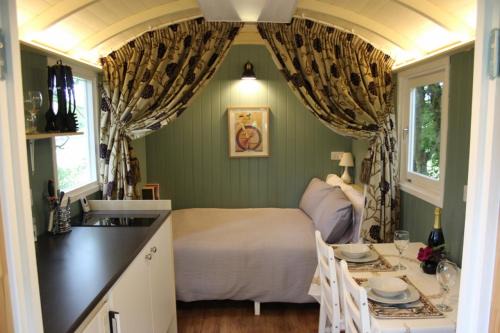 Stowmarket Otro | The Kestrel Shepherd Hut, Whitehouse Farm