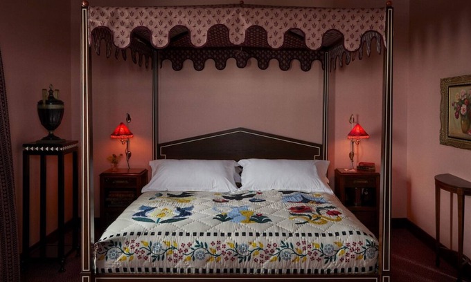Mount Vernon Casa | The King at Ulysses Hotel: Canopy Beds & Vintage Finds in Mount Vernon