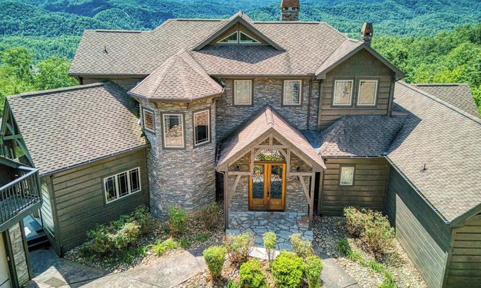 Sevierville Cabina | The King Of The Mountain-Breathtaking Views, 6617 Sq. Ft. Theater Room, Pool!
