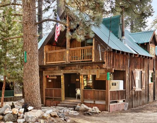 Wilsonia Casa | The Knotty Cabin in Kings Canyon National Park