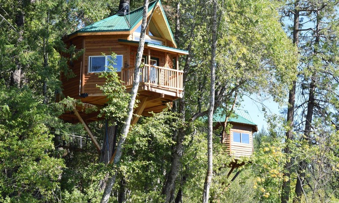 Cave Junction Cabina | The Kush Kabin! Deluxe treehouse on legal cannabis farm.