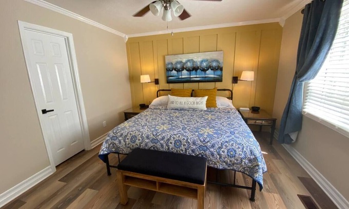 Jacksonville Casa | THE Ladiga Comfy home, King Bed & EV Charger.