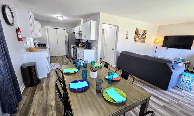 Ottawa Casa | The Lafayette Lounger Unit A, King Bed, Arcade Games, close to downtown