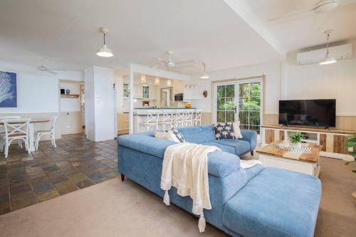 Tuggerawong Casa | The Lake Haus - Spacious Waterfront Escape with Pool