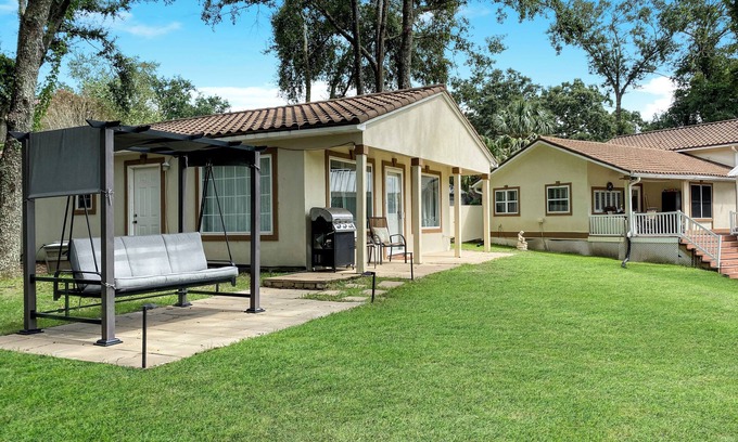 Brent Casa | The Lake House | 2 Bed, 2 Bath