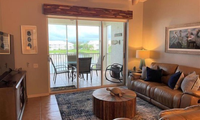 Tropical Cove Condominio | The Lake House at Lexington CC Lake Village