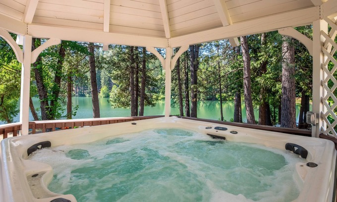 Glencoe Cabina | The Lake House - Beachfront w/ AC & Hot tub available!