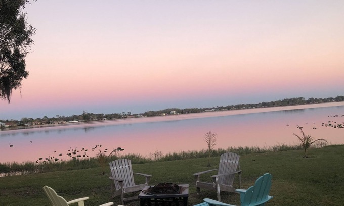 Sebring Casa | "THE LAKE HOUSE " Bring your RV, your Boat