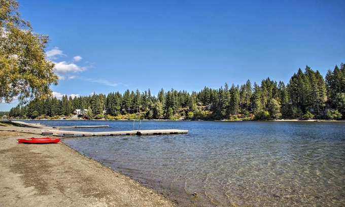 Rathdrum Casa | ¡NUEVO! La casa del lago en Rathdrum w / Beach & Fire Pit