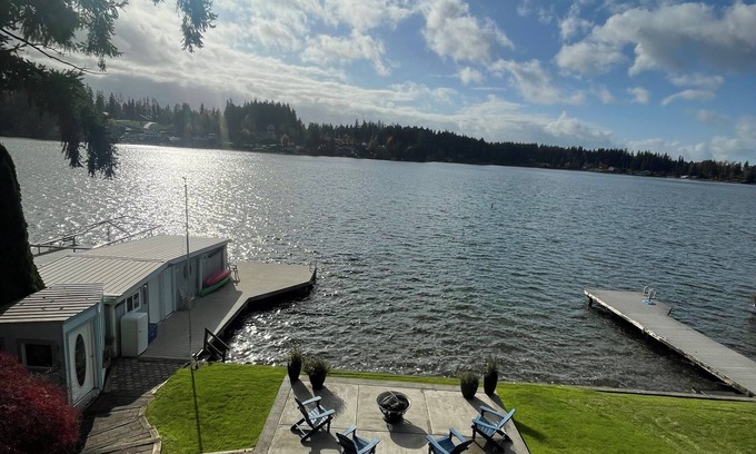 Eatonville Casa | The Lake House - Lakefront stay with Sauna and Hot Tub! 5 star living and views!