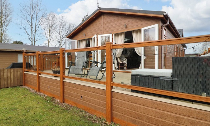Grantham Cabaña | THE LAKE HOUSE, pet friendly, character holiday cottage in Barkston