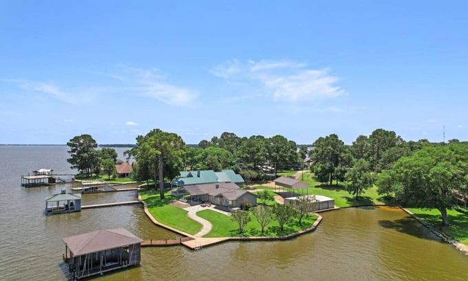 Tool Casa | THE LAKEHOUSE | Lakefront Boat & RV Getaway
