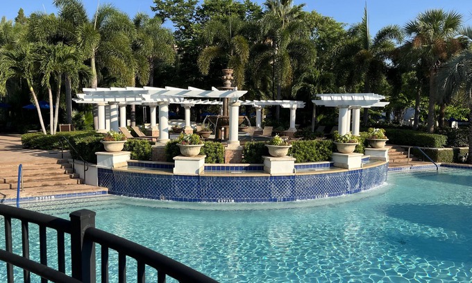 Florida Central Atlantic Coast Complejo | The Lakeshore Reserve sits beside the JW Marriott and Ritz Carlton in Orlando.