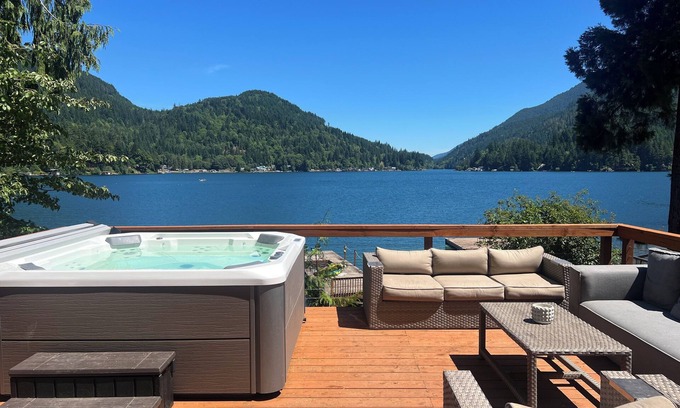 Port Angeles Cabina | “The Lakeside Lodge” Updated cabin on Lake Sutherland with hottub & private dock