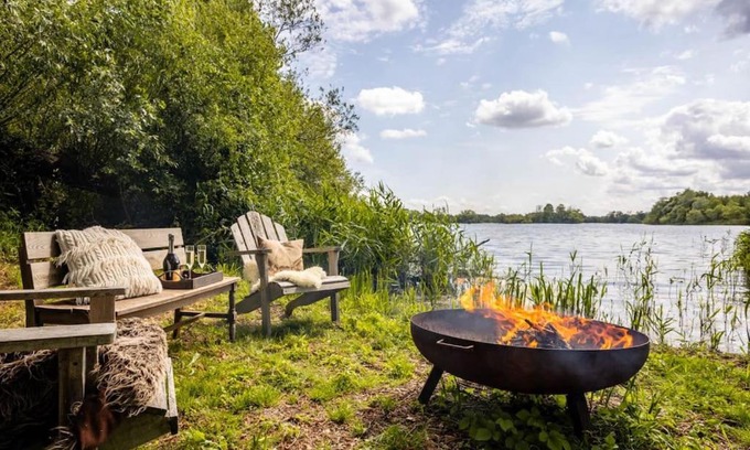 Playhatch Casa | The Lakeside Viewing Gallery