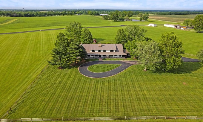 Pleasant Hill Casa | The Landing(43MO) - Luxurious Lodge Sleeps 20 + Airway Strip + Hot Tub