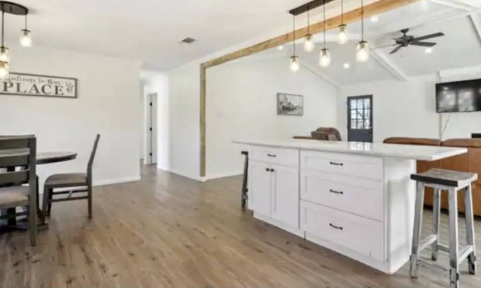 Shenandoah Casa | The Landing! Updated, spacious, and clean!