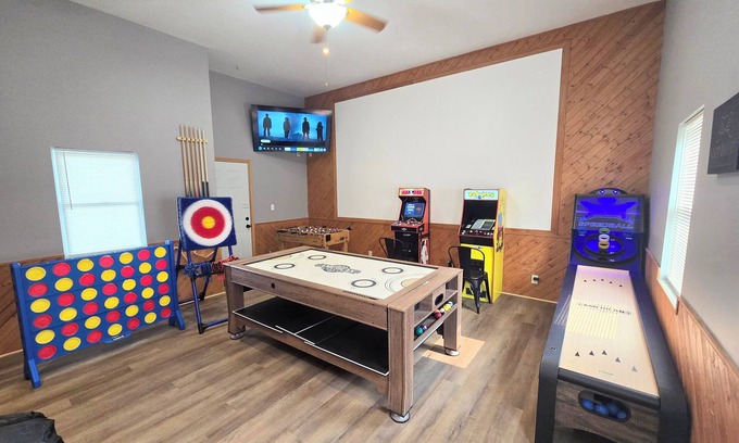 La Salle Casa | The Lasalle Lounger. Full game room! King beds. Walk to downtown.