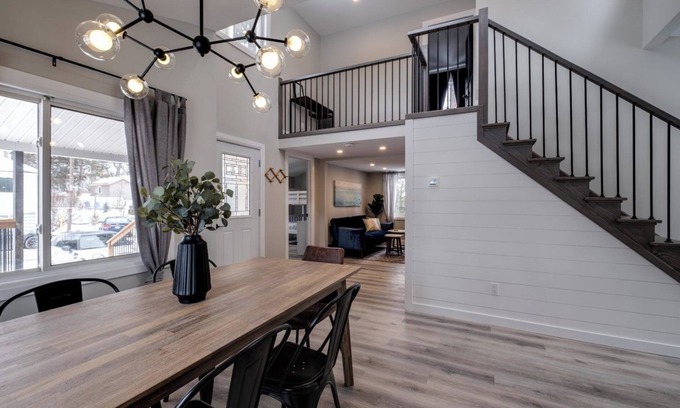 Grand Bend Cabaña | The Lazy Bear Cottage in Grand Bend! Walking Distance to Beach + HOT TUB!