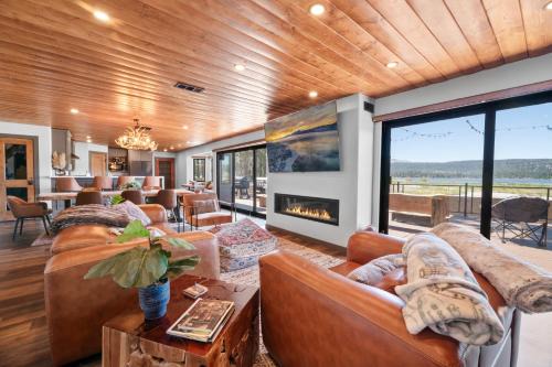 Fawnskin Casa | The Lazy Bear - Indulge in breathtaking views of the expansive lake from this charming cabin.