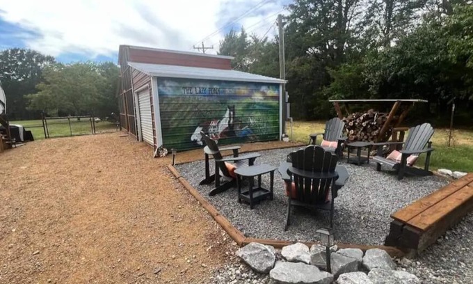 Honey Grove Casa | The Lazy Pony at the Barn/Hot Tub/ 3 acres Hiking Trails/Unique Barn Living Area