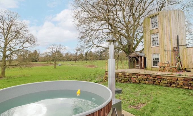 Rugeley Cabaña | THE LAZY SQUIRE BY THE WATER, romantic, with hot tub in Rugeley