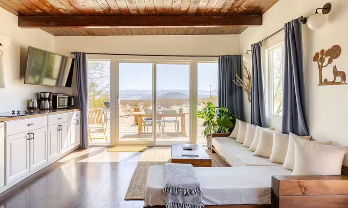 Twentynine Palms Cabina | The Leeds Cabin: A Civilization Escape