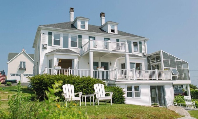 Boothbay Harbor Hotel | The legendary Admirals Suite! Boothbay Harbor 2-Room King Suite w/ Bedroom and study
