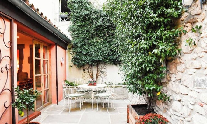 Villeneuve-Minervois Casa | The lemon trees secret gardens.