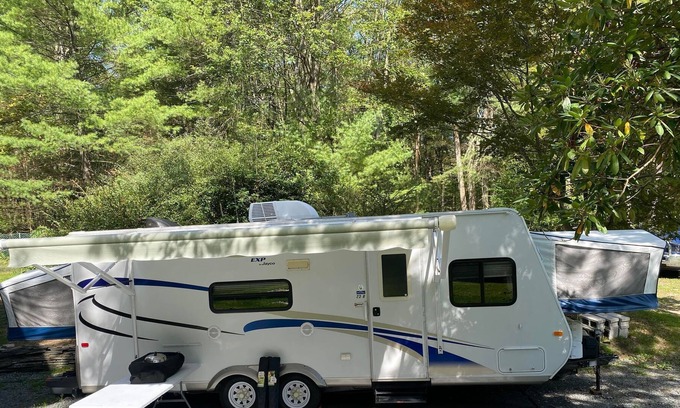Hawley Cabina | The Light & Cozy Glamper