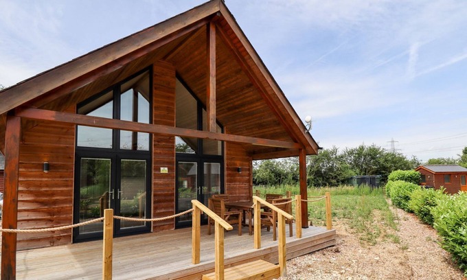 Aubourn Cabaña | THE LILAC OWL, pet friendly, with hot tub in South Hykeham