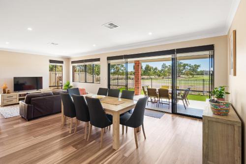 Dunsborough Casa | The Links - fairway views, walk to town, air-con