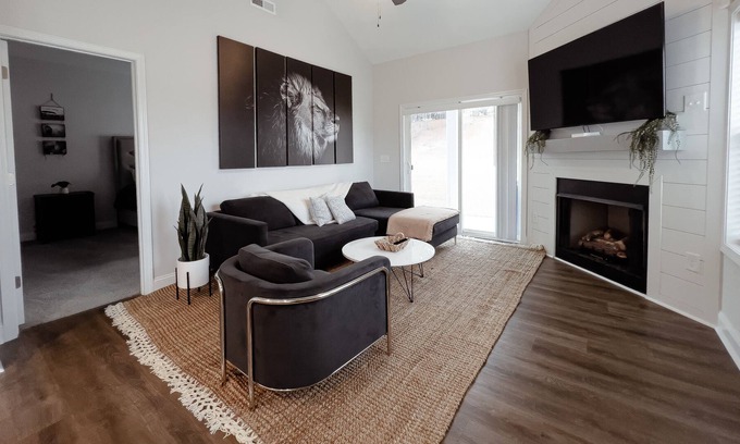Fayetteville Casa | The Lion's Den- a Family & Pet-friendly home w/Massaging Bed, Fireplace & Games,