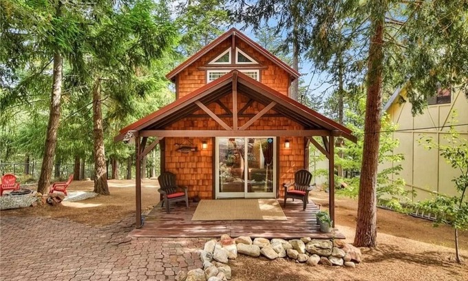 Cedarpines Park Cabina | The Little Bear Cabin - Tiny Romantic Cabin in the Woods!