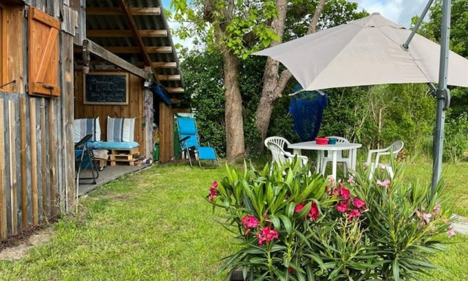 Le Porge Chalet De Esquí | The little blue cabin hidden in the meadow