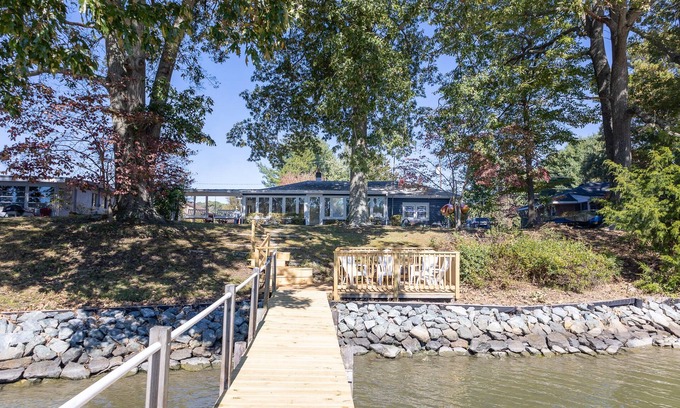 Wake Cabaña | The Little Blue Cottage - Topping : Waterfront!