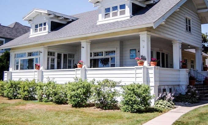 Harbor Springs Cabaña | The Little Castle - 5 Beach - 3 Cottages - Private Waterfront, Walk to Town
