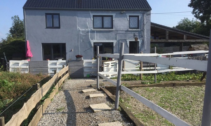 Pont-a-Celles Casa | La pequeña casa en la pradera