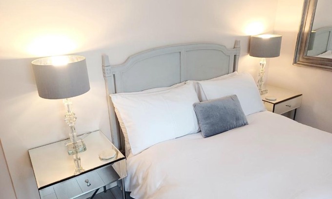 Swalecliffe Casa | The Little Limes - Ensuite Double Room Own Entrance in Art Deco House