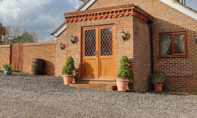 Beckley Cabaña | THE LITTLE LODGE, pet friendly, with a garden in Broad Oak