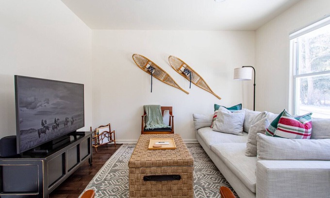 Livingston Manor Apartamento | NEW: In-town home w/ fire-pit in Livingston Manor